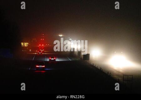 Ashford, Kent, UK. 16 févr., 2019. Météo France : un épais brouillard enveloppe la ville d'Ashford, dans le Kent. Le trafic sur l'autoroute M25 en direction du cap en direction de Douvres. © Paul Lawrenson, 2019 Crédit photo : Paul Lawrenson / Alamy Live News Banque D'Images