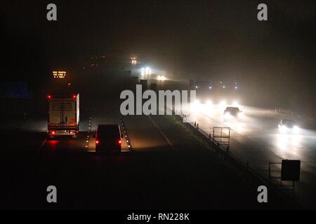 Ashford, Kent, UK. 16 févr., 2019. Météo France : un épais brouillard enveloppe la ville d'Ashford, dans le Kent. Le trafic sur l'autoroute M25 en direction du cap en direction de Douvres. © Paul Lawrenson, 2019 Crédit photo : Paul Lawrenson / Alamy Live News Banque D'Images