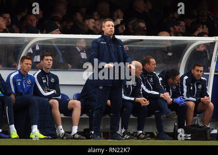 Millwall Manager Neil Harris montres sur de la ligne de touche. L'Unis , FA Cup 5ème tour, l'AFC Wimbledon v Millwall au Cherry Red Records Stadium de Kingston upon Thames, Surrey le samedi 16 février 2019. Ce droit ne peut être utilisé qu'à des fins rédactionnelles. Usage éditorial uniquement, licence requise pour un usage commercial. Aucune utilisation de pari, de jeux ou d'un seul club/ligue/dvd publications. pic par Steffan Bowen/Andrew Orchard la photographie de sport/Alamy live news Banque D'Images