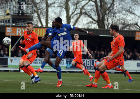 Michael Folivi de l'AFC Wimbledon (M) prend un tir au but. L'Unis , FA Cup 5ème tour, l'AFC Wimbledon v Millwall au Cherry Red Records Stadium de Kingston upon Thames, Surrey le samedi 16 février 2019. Ce droit ne peut être utilisé qu'à des fins rédactionnelles. Usage éditorial uniquement, licence requise pour un usage commercial. Aucune utilisation de pari, de jeux ou d'un seul club/ligue/dvd publications. pic par Steffan Bowen/Andrew Orchard la photographie de sport/Alamy live news Banque D'Images