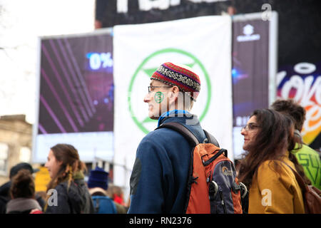 Bristol, Royaume-Uni. 16 février 2019. Plus de mille personnes se sont rassemblées dans Cavenedish Square, pour s'opposer et montrer leur indignation contre le décision de quitter la Commission baleinière internationale afin de reprendre la chasse commerciale. Stanley Johnson, Boris Johsond fayher vurrent et petite amie Carrie Symonds étaient également présents. La protestation ont marché vers l'ambassade du Japon, où le rallye a continué de façon pacifique. Credit : Natasha Quarmby/Alamy Live News Crédit : Natasha Quarmby/Alamy Live News Banque D'Images