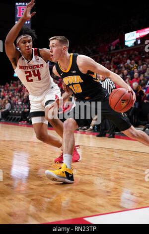 Piscataway, New Jersey, USA. 16 Février, 2019. L'Iowa Hawkeyes guard JOE WIESKAMP (10) disques durs pour le panier contre la Rutgers dans un jeu à la Rutgers Athletic Center. Crédit : Joel Plummer/ZUMA/Alamy Fil Live News Banque D'Images