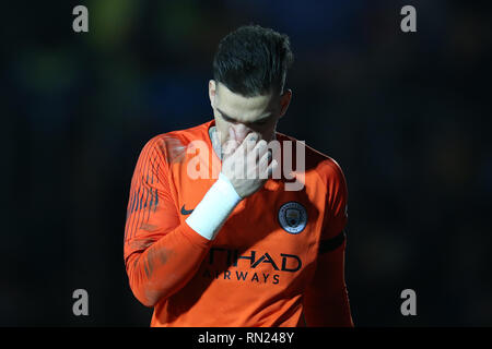 Newport, Royaume-Uni. 16 février 2019. Gardien de Manchester City regarde sur Ederson.L'unis en FA Cup, 5ème tour, Newport county v Manchester City à Rodney Parade à Newport, Pays de Galles le samedi 16 février 2019. Ce droit ne peut être utilisé qu'à des fins rédactionnelles. Usage éditorial uniquement, licence requise pour un usage commercial. Aucune utilisation de pari, de jeux ou d'un seul club/ligue/dvd publications. Photos par Andrew Andrew/Verger Verger la photographie de sport/Alamy live news Banque D'Images