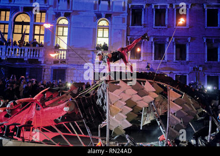 Venise, Italie. 16 février 2019. Danseur masqué dans l'eau exposition défilé de l'inauguration du Carnaval de Venise. Venise, Italie, 16 février 2019 : Crédit Polovina Gentiane/Alamy Live News Banque D'Images