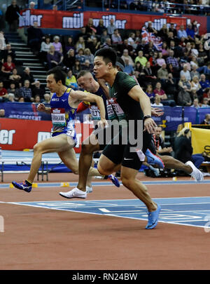 Birmingham, UK. 16 Février, 2019. La Chine a su Bingtian (avant) est en compétition dans l'épreuve du 60m à la finale du Grand Prix IAAF Indoor de Birmingham, Grande-Bretagne, le 16 février 2019. Credit : Han Yan/Xinhua/Alamy Live News Banque D'Images