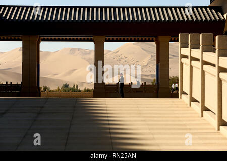 Dunhuang, Gansu, Chine. Sep 30, 2018. Sand dunes empiètent sur un complexe d'exposition à la périphérie de Hangzhou, Province de Gansu, le 30 septembre 2018. La Chine est de plus en plus urgent de lutter contre la désertification en tant que problème autour de 27  % de la Chine est couvert par le désert. Crédit : Stephen Shaver/ZUMA/Alamy Fil Live News Banque D'Images