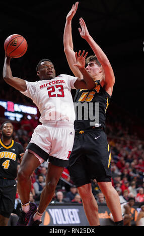 Piscataway, New Jersey, USA. 16 Février, 2019. MONTEZ la garde des chevaliers écarlates Rutgers MATHIS (23) disques durs à l'encontre de l'Iowa Hawkeyes panier LUKA avant GARZA (55) dans un jeu à la Rutgers Athletic Center. Crédit : Joel Plummer/ZUMA/Alamy Fil Live News Banque D'Images