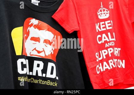 Londres, Royaume-Uni. 16 février 2019. T-shirts en vente à l'appui de la Coalition contre Roland Duchatelet qui veulent le Charlton propriétaire au cours de l'EFL Sky Bet League 1 match entre Charlton Athletic Blackpool et à la vallée, Londres, Angleterre le 16 février 2019. Photo par Carlton Myrie. Usage éditorial uniquement, licence requise pour un usage commercial. Aucune utilisation de pari, de jeux ou d'un seul club/ligue/dvd publications. Credit : UK Sports Photos Ltd/Alamy Live News Banque D'Images