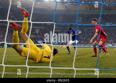 Gelsenkirchen, Allemagne. 16 Février, 2019. L'attaquant Alexander Schwolow Freiburg (1re L) enregistre une balle pendant le match de Bundesliga entre le FC Schalke 04 et SC Freiburg à Gelsenkirchen, Allemagne, 16 février 2019. Le match s'est terminé dans un 0-0 draw. Credit : Joachim Bywaletz/Xinhua/Alamy Live News Banque D'Images