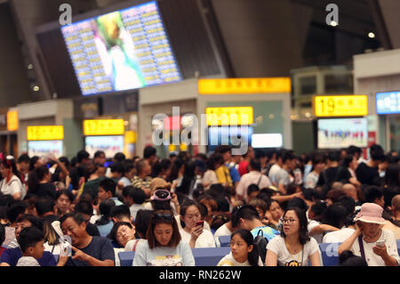 BEIJING, Chine. Août 26, 2018. Les voyageurs chinois attendent leur train à la gare de Beijing le 26 août, 2018. La Chine se prépare à la Journée nationale de vacances, qui est souvent appelée la plus grande migration de personnes dans le monde. Crédit : Stephen Shaver/ZUMA/Alamy Fil Live News Banque D'Images