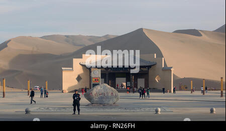 Dunhuang, Gansu, Chine. 25 Septembre, 2018. Chinese visiter le quartier touristique de Crescent Lake situé au bord des dunes de sable qui entourent la province du Gansu, Dunhuang, le 25 septembre 2018. La Chine est de plus en plus urgent de lutter contre la désertification en tant que problème autour de 27  % de la Chine est couvert par le désert. Crédit : Stephen Shaver/ZUMA/Alamy Fil Live News Banque D'Images