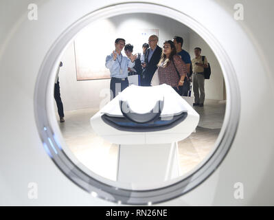 Shenyang, Liaoning, Chine. 7 juillet, 2018. Le journaliste chinois et étrangers ont bénéficié d'une visite guidée de la salle d'exposition chinois Neusoft multinationales à son état de l'art et de l'ingénierie médicale, à Shenyang, capitale de la province de Liaoning, le 17 juillet 2018. Neusoft est un important fabricant et fournisseur de matériel médical haut de gamme, de logiciels et de services et de solutions qui sont vendus dans le monde entier, y compris les États-Unis. Crédit : Stephen Shaver/ZUMA/Alamy Fil Live News Banque D'Images