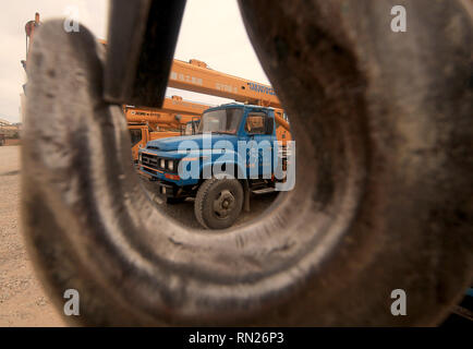 Dunhuang, Gansu, Chine. Sep 30, 2018. La construction des camions sont stationnés à beaucoup près de Hangzhou, Province de Gansu, le 30 septembre 2018. Les gouvernements provinciaux de la Chine sont à la fois encouragés et financés par le gouvernement central pour développer et moderniser les secteurs non aménagés dans sa tendance à la croissance nationale. Crédit : Stephen Shaver/ZUMA/Alamy Fil Live News Banque D'Images