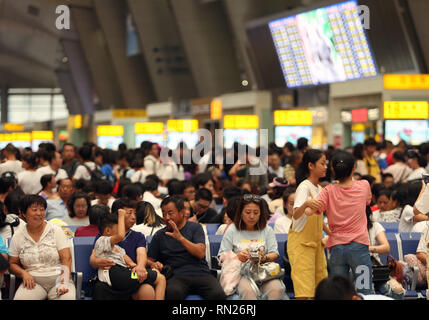 BEIJING, Chine. Août 26, 2018. Les voyageurs chinois attendent leur train à la gare de Beijing le 26 août, 2018. La Chine se prépare à la Journée nationale de vacances, qui est souvent appelée la plus grande migration de personnes dans le monde. Crédit : Stephen Shaver/ZUMA/Alamy Fil Live News Banque D'Images