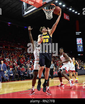 Piscataway, New Jersey, USA. 16 Février, 2019. L'avant de l'Iowa Hawkeyes Luka Garza (55) lecteurs à la Rutgers Scarlet Knights panier comme l'avant Eugene Omoruyi (5) essaie de se défendre dans la première moitié entre l'Iowa Hawkeyes et la Rutgers Scarlet Knights à la Rutgers Athletic Center à New Brunswick, New Jersey. Les défaites de l'Iowa dans un thriller 71-69 Rutgers. Duncan Williams/CSM/Alamy Live News Banque D'Images