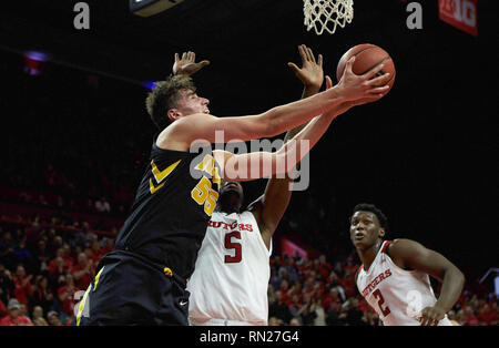 Piscataway, New Jersey, USA. 16 Février, 2019. L'avant de l'Iowa Hawkeyes Luka Garza (55) disques durs au panier comme du Rutgers Scarlet Knights avant Eugene Omoruyi (5) défend dans la première moitié entre l'Iowa Hawkeyes et la Rutgers Scarlet Knights à la Rutgers Athletic Center à New Brunswick, New Jersey. Les défaites de l'Iowa dans un thriller 71-69 Rutgers. Duncan Williams/CSM/Alamy Live News Banque D'Images
