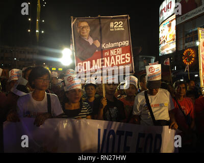 Manille, Philippines. 6 mai, 2012. Un partisan de l'ancien représentant Neri Colmenares vu avec une affiche de lui à Plaza Miranda pendant le rallye.''Gagner du travail'' une coalition de dirigeants syndicaux d'exécution pour le Sénat, a déclaré qu'ils sont les seuls qui ont le ''real'' d'identification à faire pression pour des politiques pro-pauvres contrairement aux autres candidats pour les élections de cette année.L'policial partie ''Partido Lakas ng ng Masa'' offre eux-mêmes comme des alternatives dans les élections de cette année. Ils disent qu'ils n'appartiennent pas à l'autre l'administration ou de l'opposition : Josefiel Crédit Rivera/SOPA Images/ZUMA/Alamy Fil Live News Banque D'Images