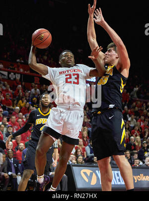 Piscataway, New Jersey, USA. 16 Février, 2019. Montez la garde des chevaliers écarlates Rutgers Mathis (23) disques durs au panier comme l'Iowa Hawkeyes Luka avant Garza (55) tente de défendre au cours de la deuxième moitié entre l'Iowa Hawkeyes et la Rutgers Scarlet Knights à la Rutgers Athletic Center à New Brunswick, New Jersey. Les défaites de l'Iowa dans un thriller 71-69 Rutgers. Duncan Williams/CSM/Alamy Live News Banque D'Images