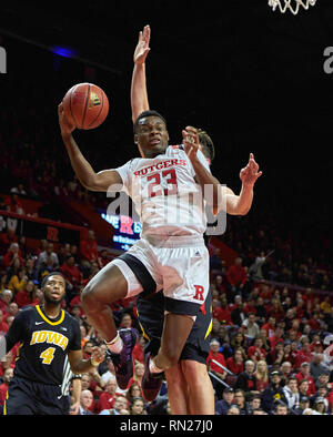 Piscataway, New Jersey, USA. 16 Février, 2019. Montez la garde des chevaliers écarlates Rutgers Mathis (23) disques durs au panier comme l'Iowa Hawkeyes Luka avant Garza (55) tente de défendre au cours de la deuxième moitié entre l'Iowa Hawkeyes et la Rutgers Scarlet Knights à la Rutgers Athletic Center à New Brunswick, New Jersey. Les défaites de l'Iowa dans un thriller 71-69 Rutgers. Duncan Williams/CSM/Alamy Live News Banque D'Images