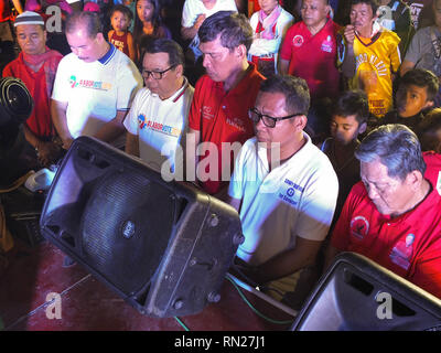 Manille, Philippines. 6 mai, 2012. La coalition des chefs ouvriers vu écoutant attentivement les paroles de sagesse de l'exécution de prêtre, le Père Robert Reyes pendant le rallye.''Gagner du travail'' une coalition de dirigeants syndicaux d'exécution pour le Sénat, a déclaré qu'ils sont les seuls qui ont le ''real'' d'identification à faire pression pour des politiques pro-pauvres contrairement aux autres candidats pour les élections de cette année.L'policial partie ''Partido Lakas ng ng Masa'' offre eux-mêmes comme des alternatives dans les élections de cette année. Ils disent qu'ils n'appartiennent pas à l'autre l'administration ou de l'opposition (crédit Image : © Josefiel Rivera/SOPA Droit Banque D'Images