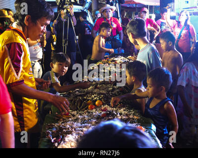 Manille, Philippines. 6 mai, 2012. Les enfants de la rue vu manger pendant le rallye.''Gagner du travail'' une coalition de dirigeants syndicaux d'exécution pour le Sénat, a déclaré qu'ils sont les seuls qui ont le ''real'' d'identification à faire pression pour des politiques pro-pauvres contrairement aux autres candidats pour les élections de cette année.L'policial partie ''Partido Lakas ng ng Masa'' offre eux-mêmes comme des alternatives dans les élections de cette année. Ils disent qu'ils n'appartiennent pas à l'autre l'administration ou de l'opposition : Josefiel Crédit Rivera/SOPA Images/ZUMA/Alamy Fil Live News Banque D'Images