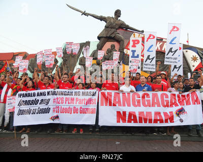 Manille, Philippines. 6 mai, 2012. Les dirigeants syndicaux et leurs partisans vu la tenue de bannières en Bonifacio culte pendant le rallye.''Gagner du travail'' une coalition de dirigeants syndicaux d'exécution pour le Sénat, a déclaré qu'ils sont les seuls qui ont le ''real'' d'identification à faire pression pour des politiques pro-pauvres contrairement aux autres candidats pour les élections de cette année.L'policial partie ''Partido Lakas ng ng Masa'' offre eux-mêmes comme des alternatives dans les élections de cette année. Ils disent qu'ils n'appartiennent pas à l'autre l'administration ou de l'opposition : Josefiel Crédit Rivera/SOPA Images/ZUMA/Alamy Fil Live News Banque D'Images