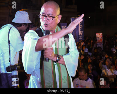 Manille, Philippines. 6 mai, 2012. Père Robert Reyes vu parlant à la foule pendant le rallye.''Gagner du travail'' une coalition de dirigeants syndicaux d'exécution pour le Sénat, a déclaré qu'ils sont les seuls qui ont le ''real'' d'identification à faire pression pour des politiques pro-pauvres contrairement aux autres candidats pour les élections de cette année.L'policial partie ''Partido Lakas ng ng Masa'' offre eux-mêmes comme des alternatives dans les élections de cette année. Ils disent qu'ils n'appartiennent pas à l'autre l'administration ou de l'opposition : Josefiel Crédit Rivera/SOPA Images/ZUMA/Alamy Fil Live News Banque D'Images