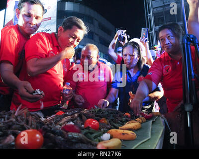 Manille, Philippines. 6 mai, 2012. Procureur Ernesto Arellano et ses partisans vu rejoindre le boodle combattre tout en mangeant ensemble pendant le rallye.''Gagner du travail'' une coalition de dirigeants syndicaux d'exécution pour le Sénat, a déclaré qu'ils sont les seuls qui ont le ''real'' d'identification à faire pression pour des politiques pro-pauvres contrairement aux autres candidats pour les élections de cette année.L'policial partie ''Partido Lakas ng ng Masa'' offre eux-mêmes comme des alternatives dans les élections de cette année. Ils disent qu'ils n'appartiennent pas à l'autre l'administration ou de l'opposition : Josefiel Crédit Rivera/SOPA Images/ZUMA/Alamy Fil Live News Banque D'Images