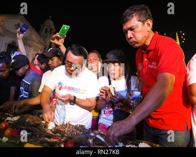 Manille, Philippines. 6 mai, 2012. Ancien représentant Neri Colmenares (L) et leader syndical Leody de Guzman (R) participe à la lutte boodle.''Gagner du travail'' une coalition de dirigeants syndicaux d'exécution pour le Sénat, a déclaré qu'ils sont les seuls qui ont le ''real'' d'identification à faire pression pour des politiques pro-pauvres contrairement aux autres candidats pour les élections de cette année.L'policial partie ''Partido Lakas ng ng Masa'' offre eux-mêmes comme des alternatives dans les élections de cette année. Ils disent qu'ils n'appartiennent pas à l'autre l'administration ou de l'opposition : Josefiel Crédit Rivera/SOPA Images/ZUMA/Alamy Fil Live News Banque D'Images