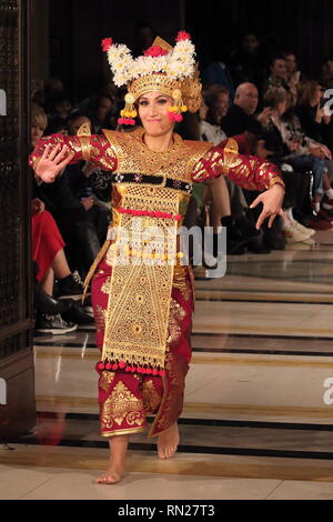 Londres, Royaume-Uni. 16 février 2019. Un modèle féminin sur la passerelle à l'Indonésie Fashion Council' Automne Hiver 2019 Défilé. Principaux concepteurs de la mode et du textile indonésien toutes dernières collections à la Semaine de la mode de Londres à la Freemasons Hall. Credit : SOPA/Alamy Images Limited Live News Banque D'Images