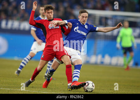 Bastian Oczipka de Schalke 04, droite, et Fribourg Luca Waldschmidt sont vus en action au cours de la Bundesliga match de football entre le FC Schalke 04 et SC Freiburg au Veltins Arena, Gelsenkrchen-. ( Score final ; SC Freiburg 0:0 FC Schalke 04 ) Banque D'Images