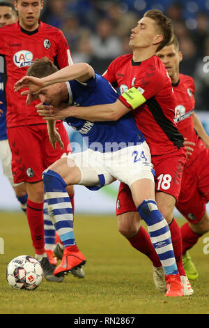 Bastian Oczipka de Schalke 04, à gauche, et Nils Petersen de Fribourg sont vus en action au cours de la Bundesliga match de football entre le FC Schalke 04 et SC Freiburg au Veltins Arena, Gelsenkrchen-. ( Score final ; SC Freiburg 0:0 FC Schalke 04 ) Banque D'Images