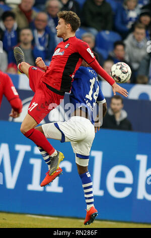 Le rabbin Matondo de Schalke 04, droite, et Fribourg Luca Waldschmidt sont vus en action au cours de la Bundesliga match de football entre le FC Schalke 04 et SC Freiburg au Veltins Arena, Gelsenkrchen-. ( Score final ; SC Freiburg 0:0 FC Schalke 04 ) Banque D'Images