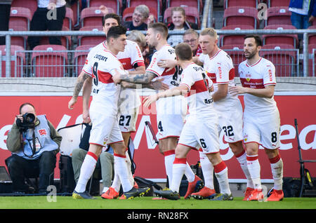 Stuttgart, Allemagne. 16 Février, 2019. Stuttgart, Steven Zuber (2e L) célèbre la notation avec ses coéquipiers lors d'un Bundeslilga allemand correspondance entre le VfB Stuttgart et le RB Leipzig à Stuttgart, Allemagne, 16 février 2019. Leipzig a gagné 3-1. Crédit : Kevin Voigt/Xinhua/Alamy Live News Banque D'Images