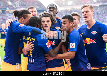 Stuttgart, Allemagne. 16 Février, 2019. Marcel Sabitzer de Leipzig (C) avant son célèbre avec coéquipiers lors d'un Bundeslilga allemand correspondance entre le VfB Stuttgart et le RB Leipzig à Stuttgart, Allemagne, 16 février 2019. Leipzig a gagné 3-1. Crédit : Kevin Voigt/Xinhua/Alamy Live News Banque D'Images