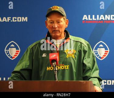 Memphis, TN, USA. 16 Février, 2019. Arizona Frutopia entraîneur-chef, Rick Neuheisel, au cours de la conférence d'après match, à la suite de l'AAF match de football entre l'Arizona et le speed Express Memphis au Liberty Bowl Stadium à Memphis, TN. Arizona battu Memphis, 20-18. Kevin Langley/Sports médias du Sud/CSM/Alamy Live News Banque D'Images