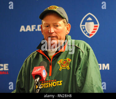 Memphis, TN, USA. 16 Février, 2019. Arizona Frutopia entraîneur-chef, Rick Neuheisel, au cours de la conférence d'après match, à la suite de l'AAF match de football entre l'Arizona et le speed Express Memphis au Liberty Bowl Stadium à Memphis, TN. Arizona battu Memphis, 20-18. Kevin Langley/Sports médias du Sud/CSM/Alamy Live News Banque D'Images