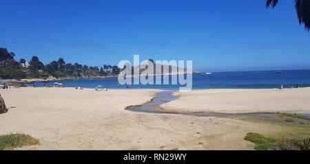 Plage de sable blanc avec de l'eau d'un bleu profond au Chili Banque D'Images