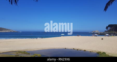 Plage de sable blanc et bleu de la mer au Chili Banque D'Images