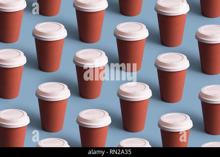 Tasses à café jetables organisé en une ligne sur fond bleu Banque D'Images