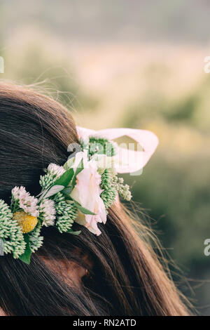 Femme en robe blanche l'article portant sur le terrain de la couronne de fleurs forêt jeune mariée inspirée, Bohemian Girl Banque D'Images