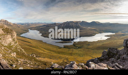 Beinn un Eoin et Ben plus s'élèvent derrière le lac Loch Lurgainn Stac Pollaidh vu de dans le nord-ouest de l'Écosse Highlands. Banque D'Images