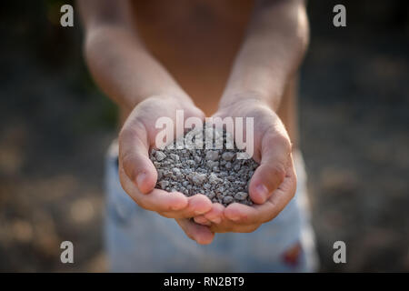 PASTINA, Pise, Italie - 10 août 2018 : mains montrent le sol pour la production de vin dans la vallée entre l'ancien village de la province de Pi Banque D'Images