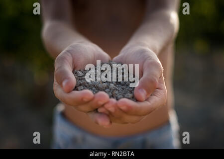 PASTINA, Pise, Italie - 10 août 2018 : mains montrent le sol pour la production de vin dans la vallée entre l'ancien village de la province de Pi Banque D'Images