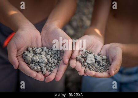 PASTINA, Pise, Italie - 10 août 2018 : mains montrent le sol pour la production de vin dans la vallée entre l'ancien village de la province de Pi Banque D'Images