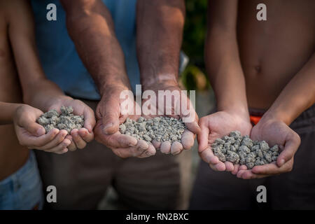 PASTINA, Pise, Italie - 10 août 2018 : mains montrent le sol pour la production de vin dans la vallée entre l'ancien village de la province de Pi Banque D'Images