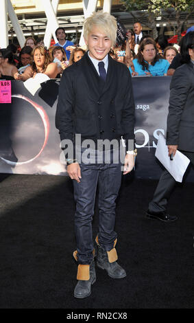 Justin Chon  24 - La Saga Twilight - Eclipse Première au Nokia Theatre de Los Angeles.Justin Chon  24 Red Carpet Event, Vertical, USA, Cinéma, Célébrités, photographie, Bestof, Arts, Culture et divertissement, Célébrités Topix fashion / Vertical, Best of, événement dans la vie d'Hollywood, Californie - Tapis rouge et en backstage, USA, Cinéma, Célébrités, cinéma, télévision, Célébrités célébrités musique, photographie, Arts et culture, Bestof, divertissement, Topix, vertical, une seule personne, à partir de l'année 2010, enquête tsuni@Gamma-USA.com Fashion - Pleine longueur Banque D'Images