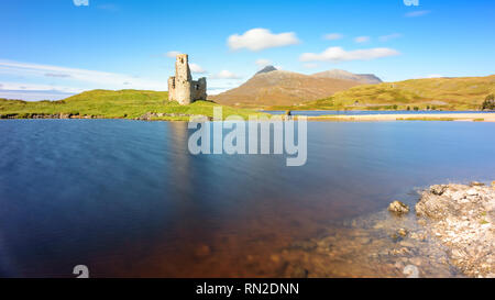 Les ruines d'Ardvreck Castle, château de clan Highland traditionnelles l'Assynt de MacLeods, stand sur les rives du Loch Assynt dans les Territoires du Highland Banque D'Images