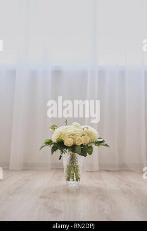 Bouquet blanc dans un pot en verre pour se tenir en face de la toile de fond de la mariée à la cérémonie de mariage, le bouquet de mariée Banque D'Images