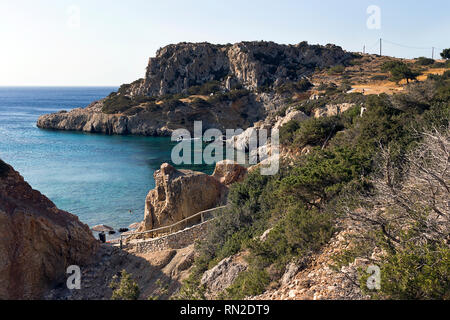 L'île de Karpathos, côte rocheuse avec de petites plages de Amopi bay - mer Egéé, Dodécanèse, Grèce Banque D'Images